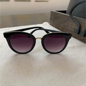 Low start Oscar De La Renta sun glasses with misc case